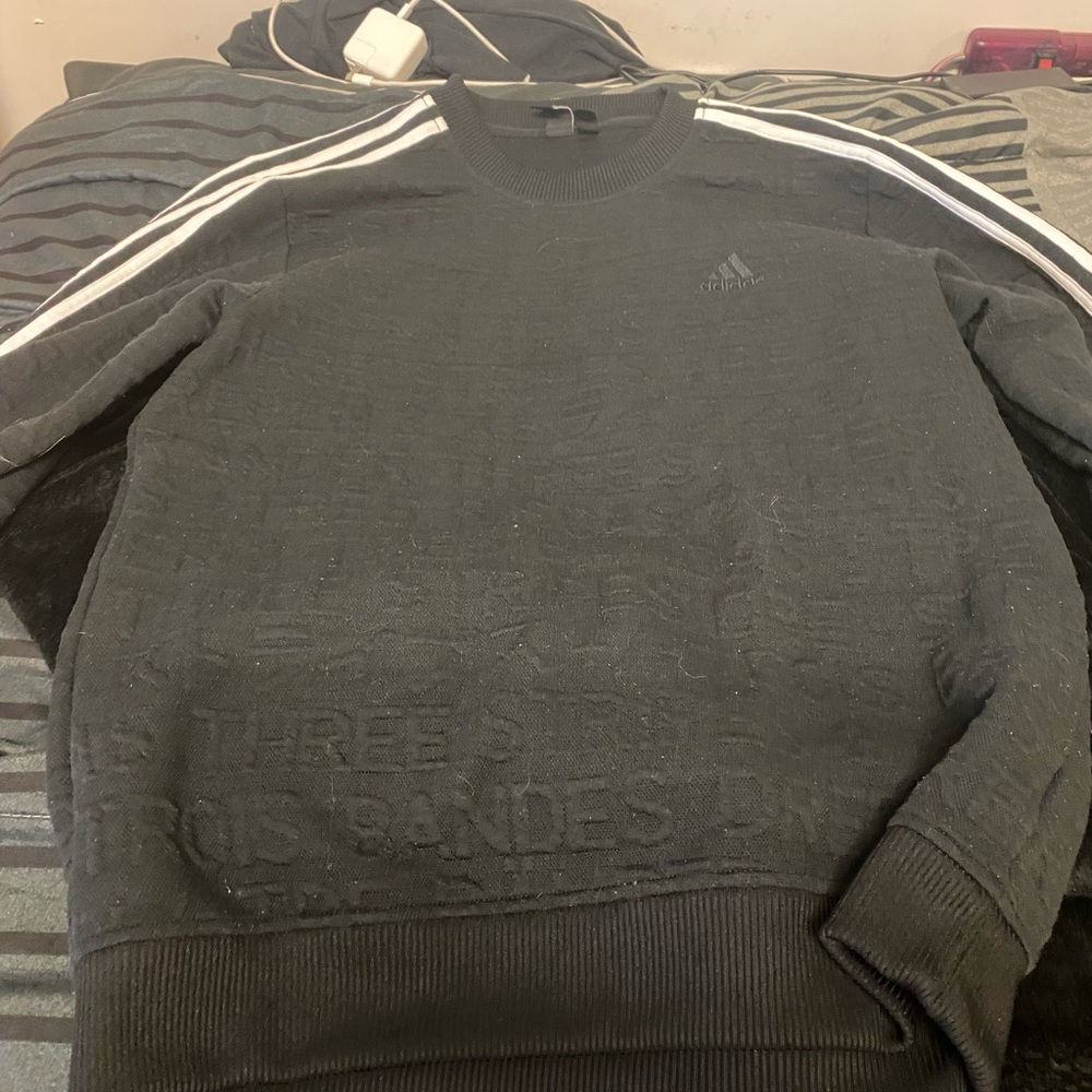 selling adidas crew neck. size M